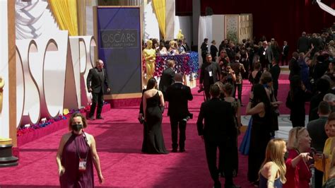 cnn entertainment|Hollywood Minute: Oscar contenders return to theaters .